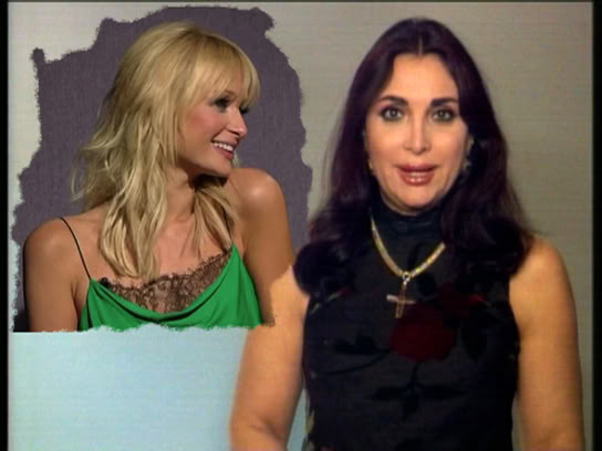 Twee vrouwen, een met blond haar in een groene jurk en een met donker haar in een zwarte top, staan naast elkaar.